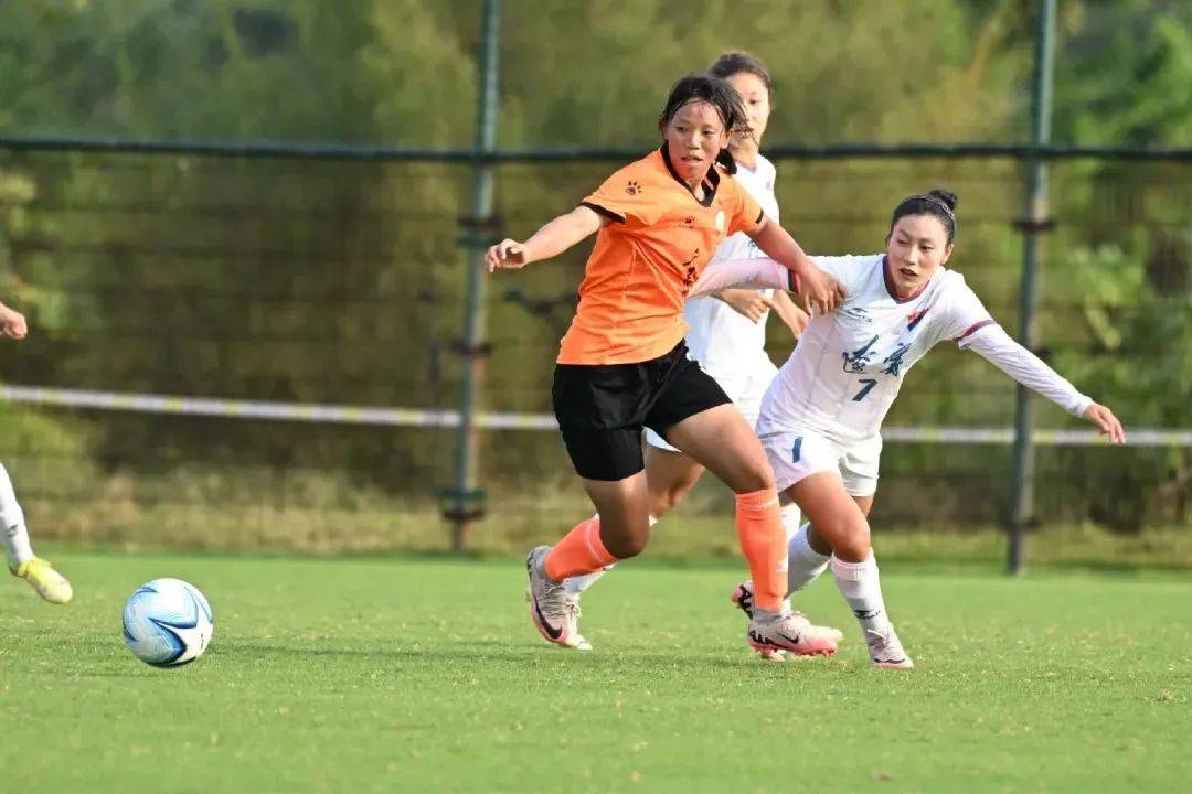 包含女足比赛中，选手们全力以赴展现风采的词条