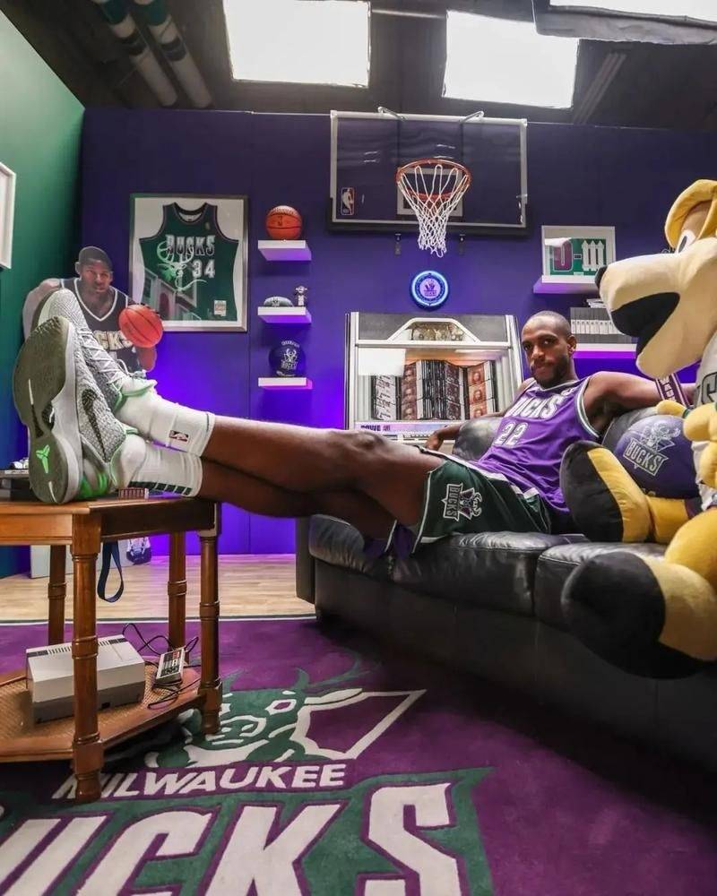 关于雄鹿队主场稳固利剑，米德尔顿全面光影组织作坊的信息