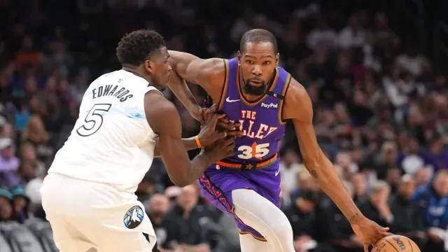 灵活变换战术，为球队赢球铺平道路