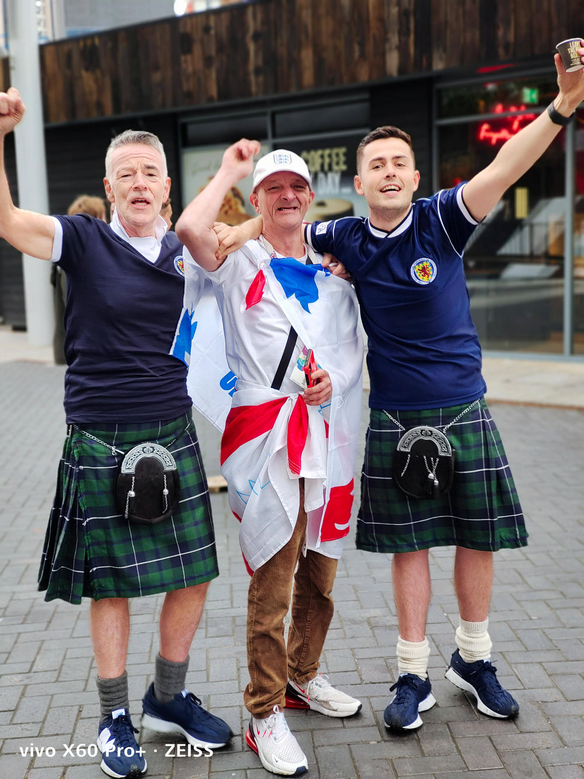 欧锦赛资格赛掀起热潮，球迷热情高涨