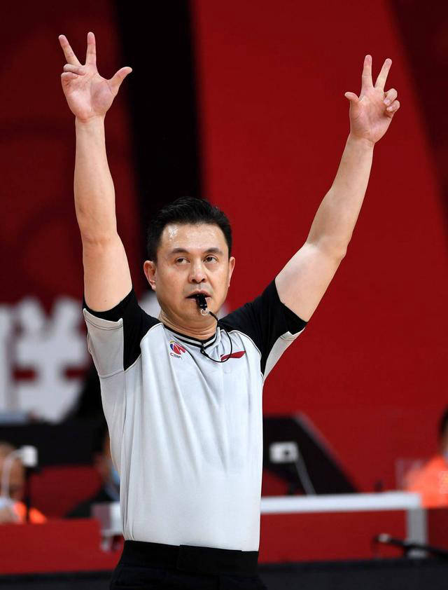 DB game-篮球揭幕战犯规严重，裁判困难调节