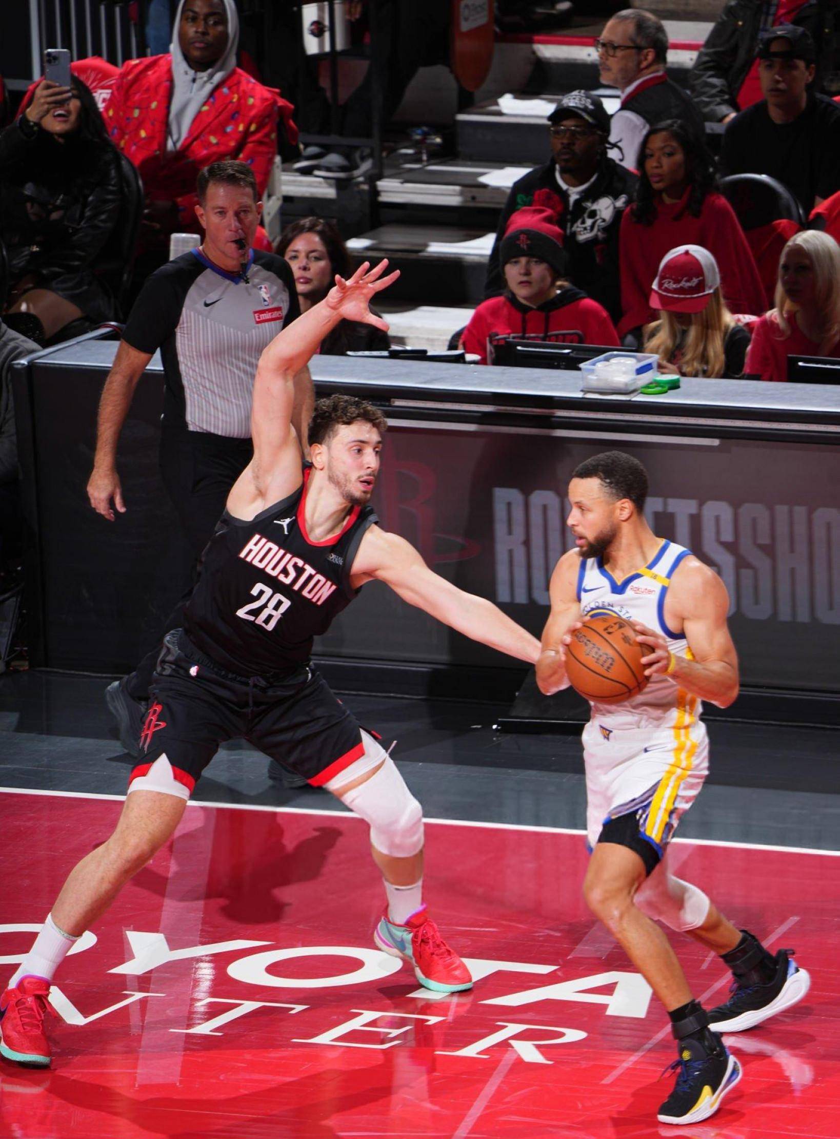 火箭队客场大败，屡遭连败阴影