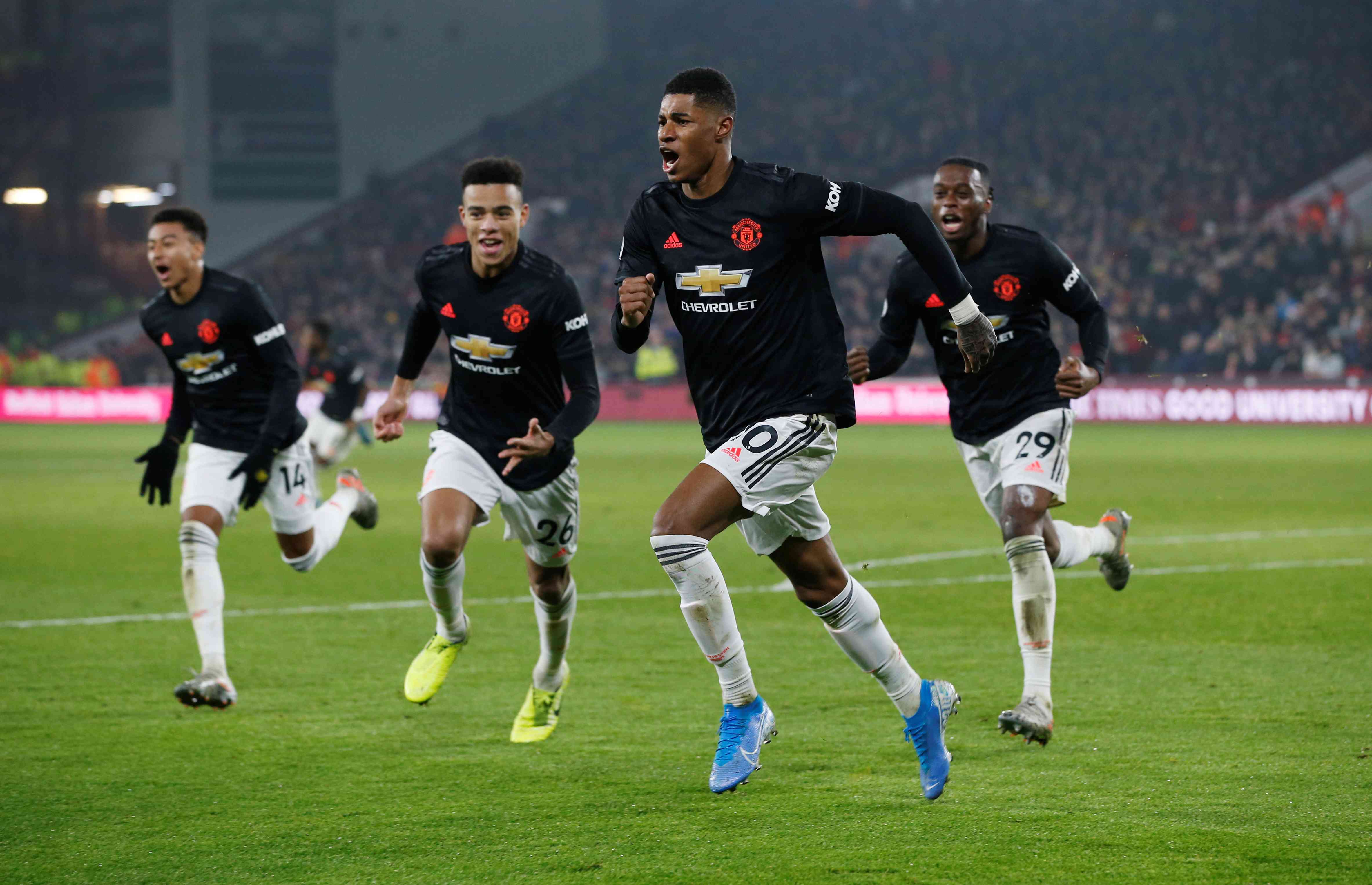 曼联艰难逆转，惊险进军淘汰赛