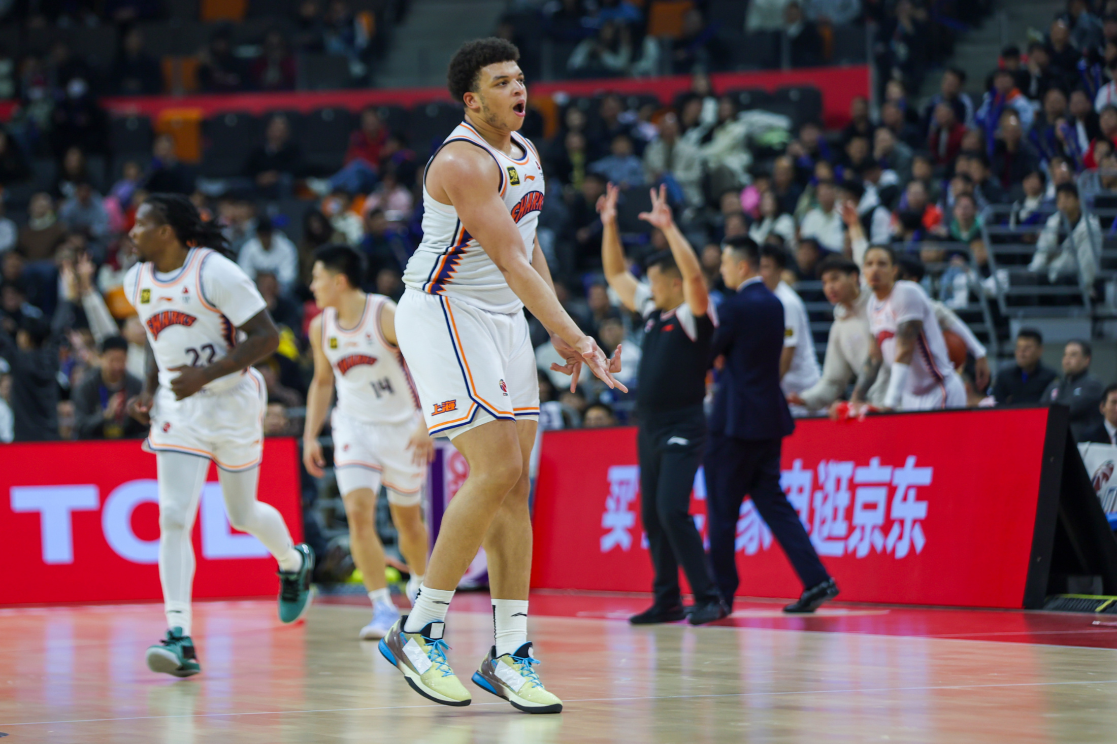 中场核心表现出众，球队士气大振