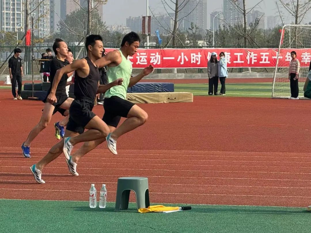 DB彩票-浑身经汗！田径选手全神贯注奔跑