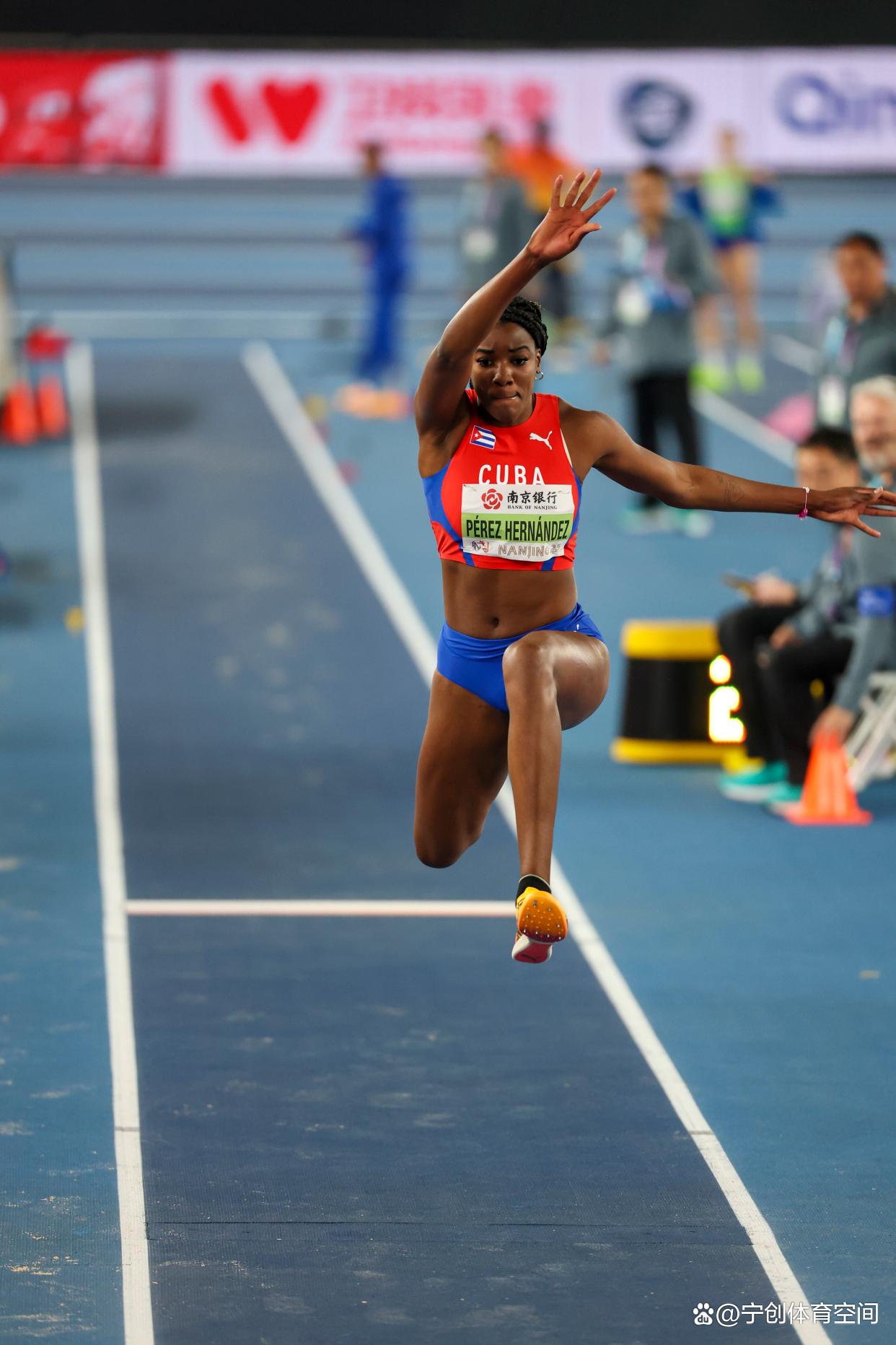 多宝彩票-包含女子跳远选手紧张备战，力争登上领奖台的词条
