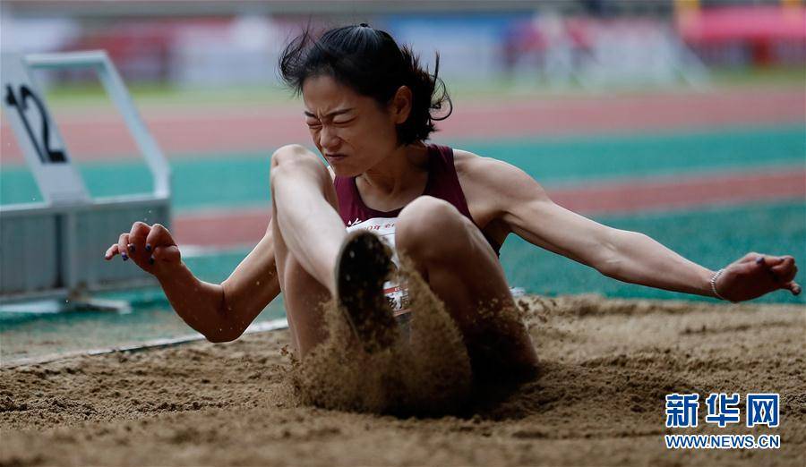 包含女子跳远选手紧张备战,力争登上领奖台的词条 包含女子跳远选手紧张备战,力争登上领奖台的词条