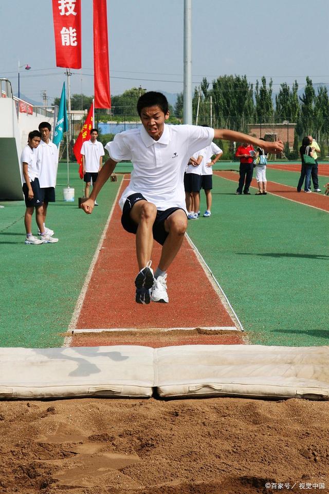 DB彩票-运动员们奋勇争斗，不畏困难决心夺魁