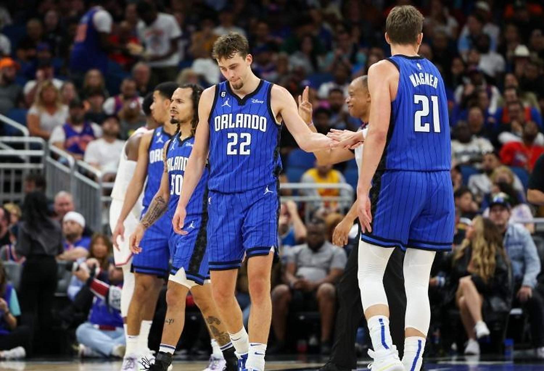 包含雄鹿客场击败魔术，继续保持不败的词条