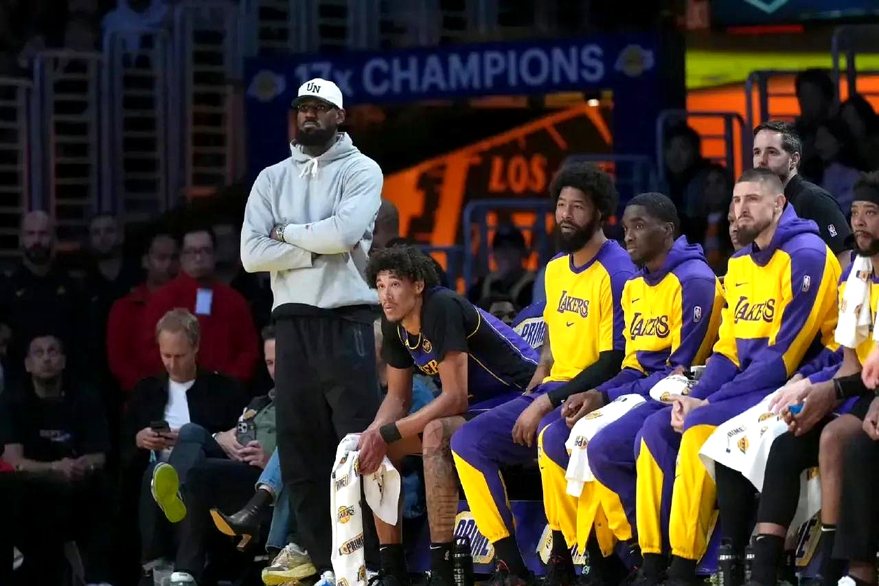 关于湖人主场负马刺，勒布朗状态回升的信息