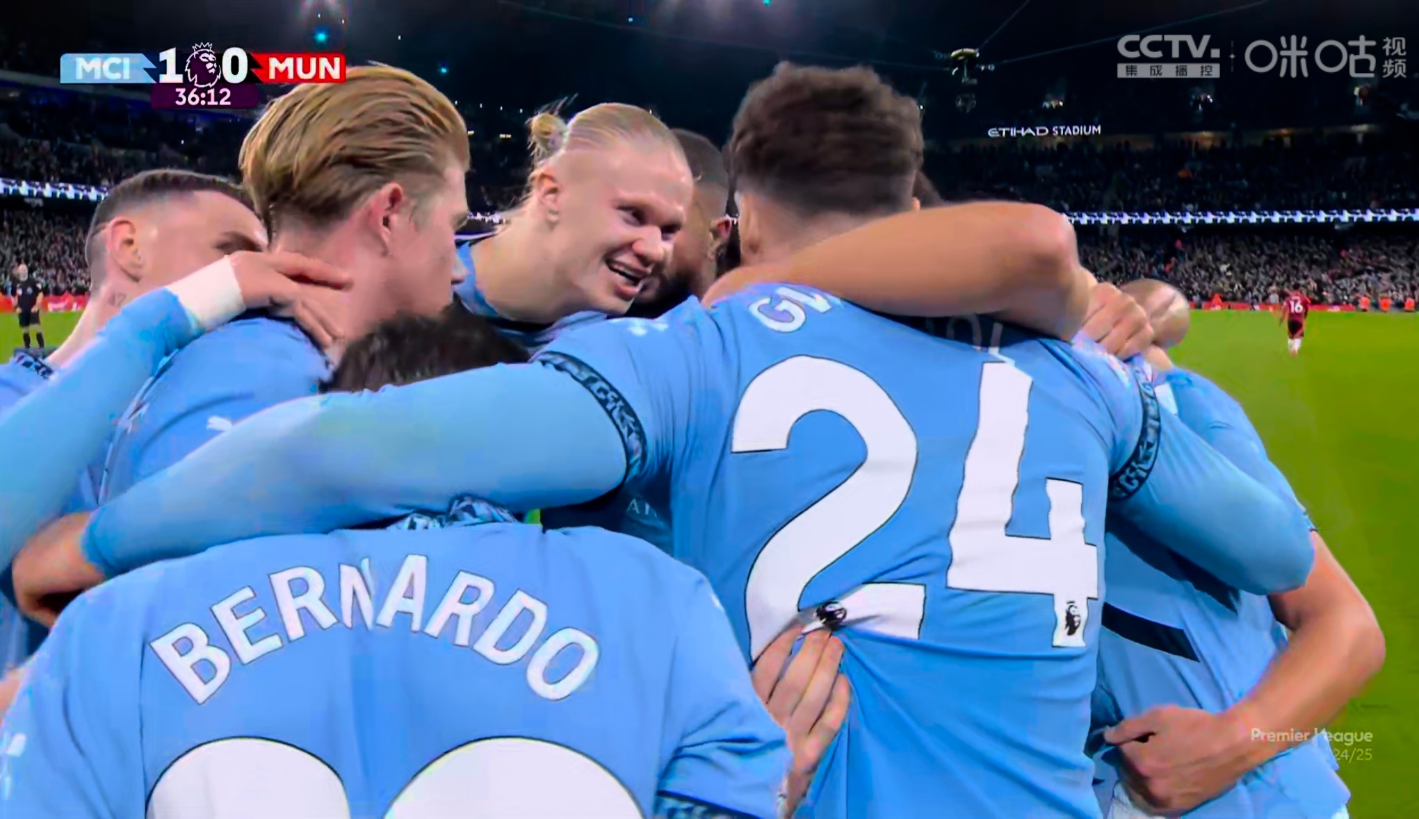 曼城主场战胜莱斯特城,稳住领先 曼城主场战胜莱斯特城,稳住领先